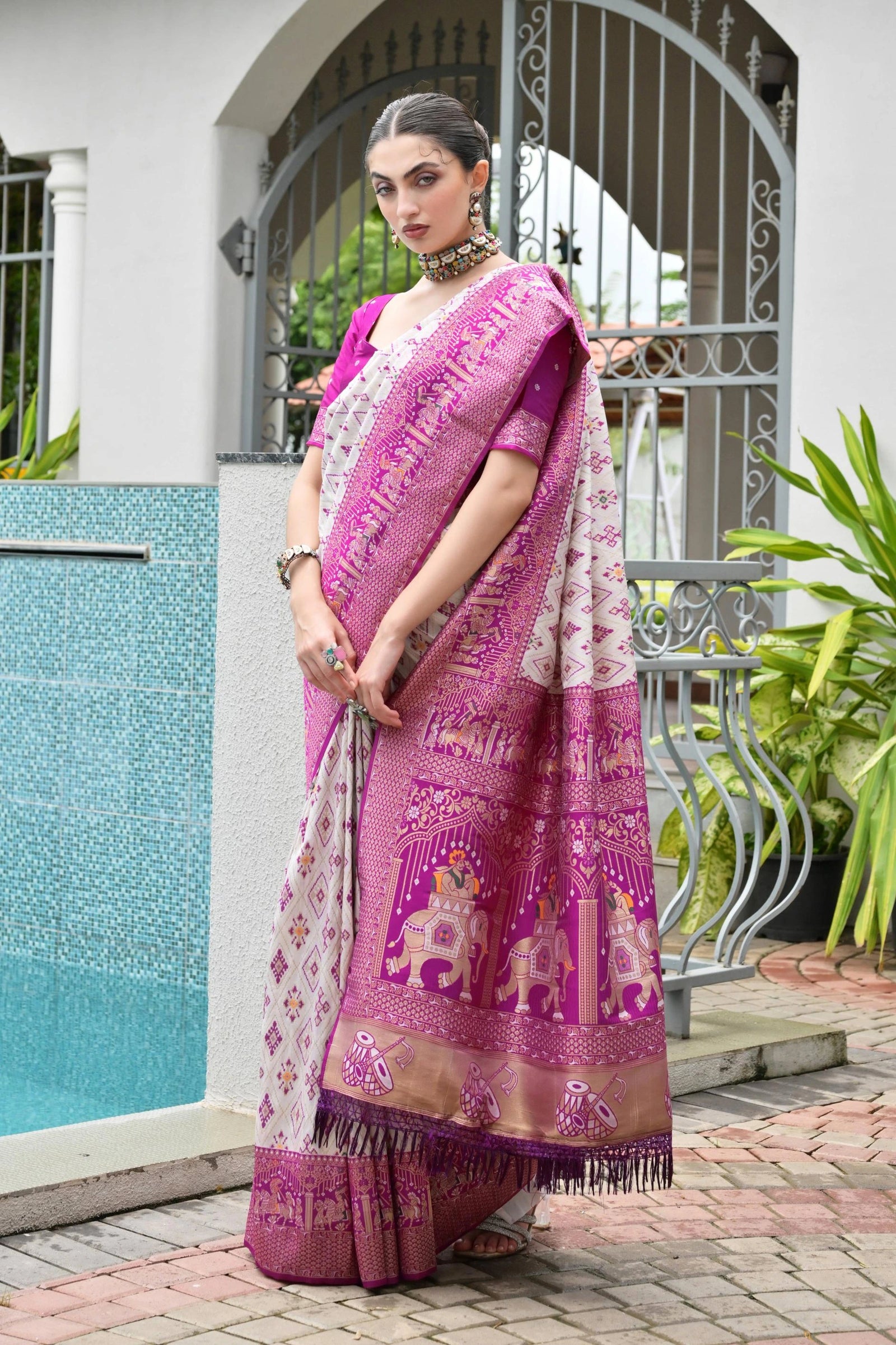 Close-up of lavender pink silk saree highlighting shimmering golden zari craftsmanship.