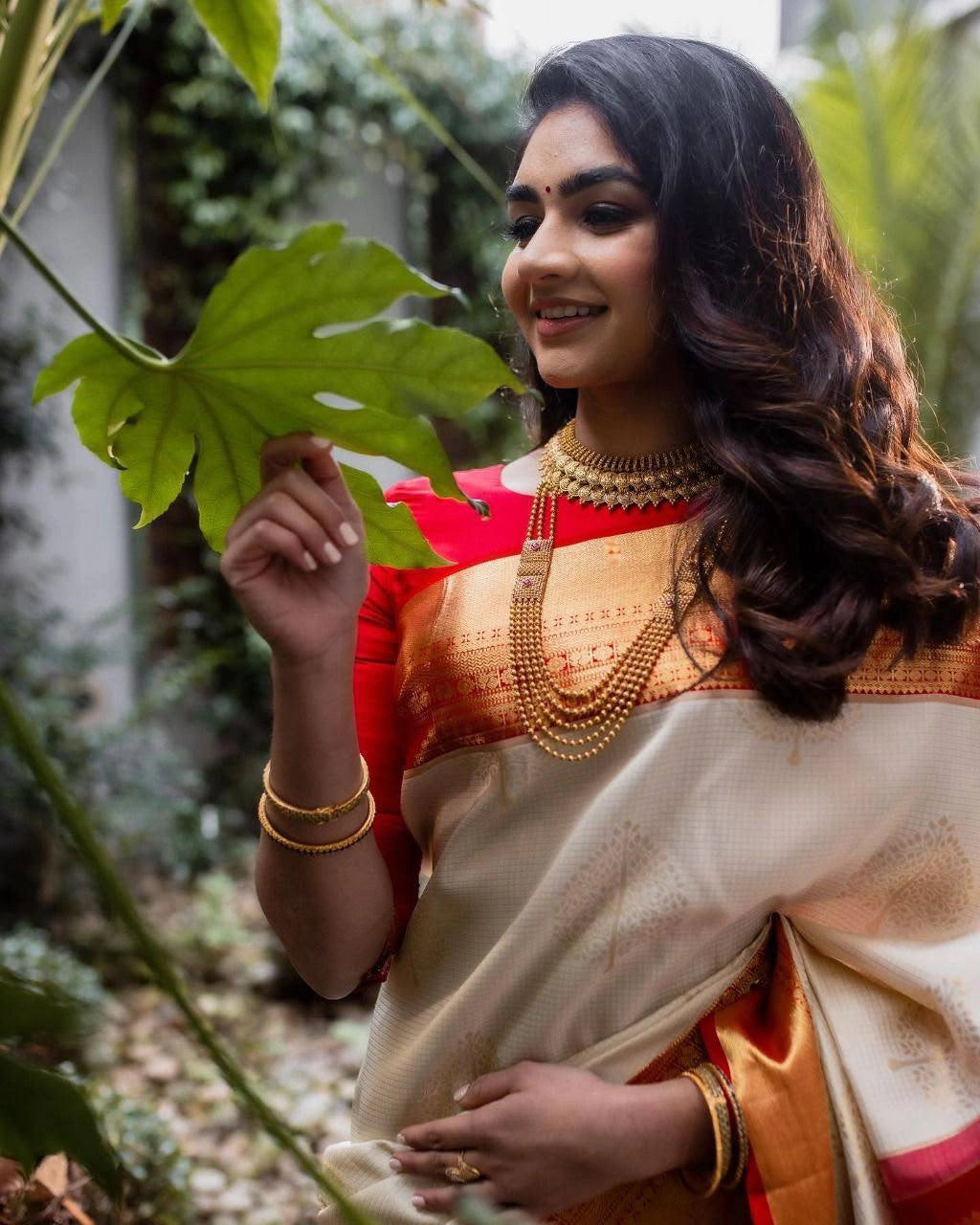 Cream jacquard weaving saree body and pallu close-up on model – Kalyanja KS409