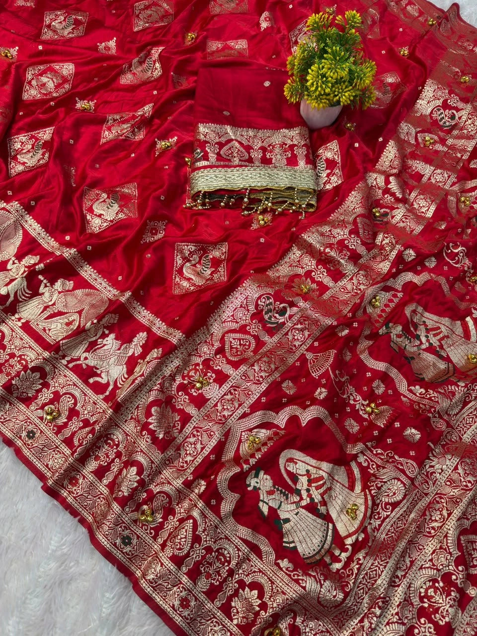 Red saree gold zari weaving close view