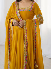 Yellow Suit model close up upper body moti neckline KU264