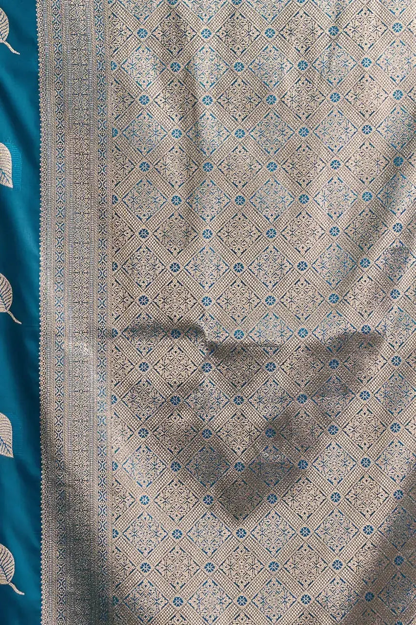 Close-up of contrast pallu — Deep Navy Blue Jacquard Weaving Saree with all-over silver zari geometric pattern
