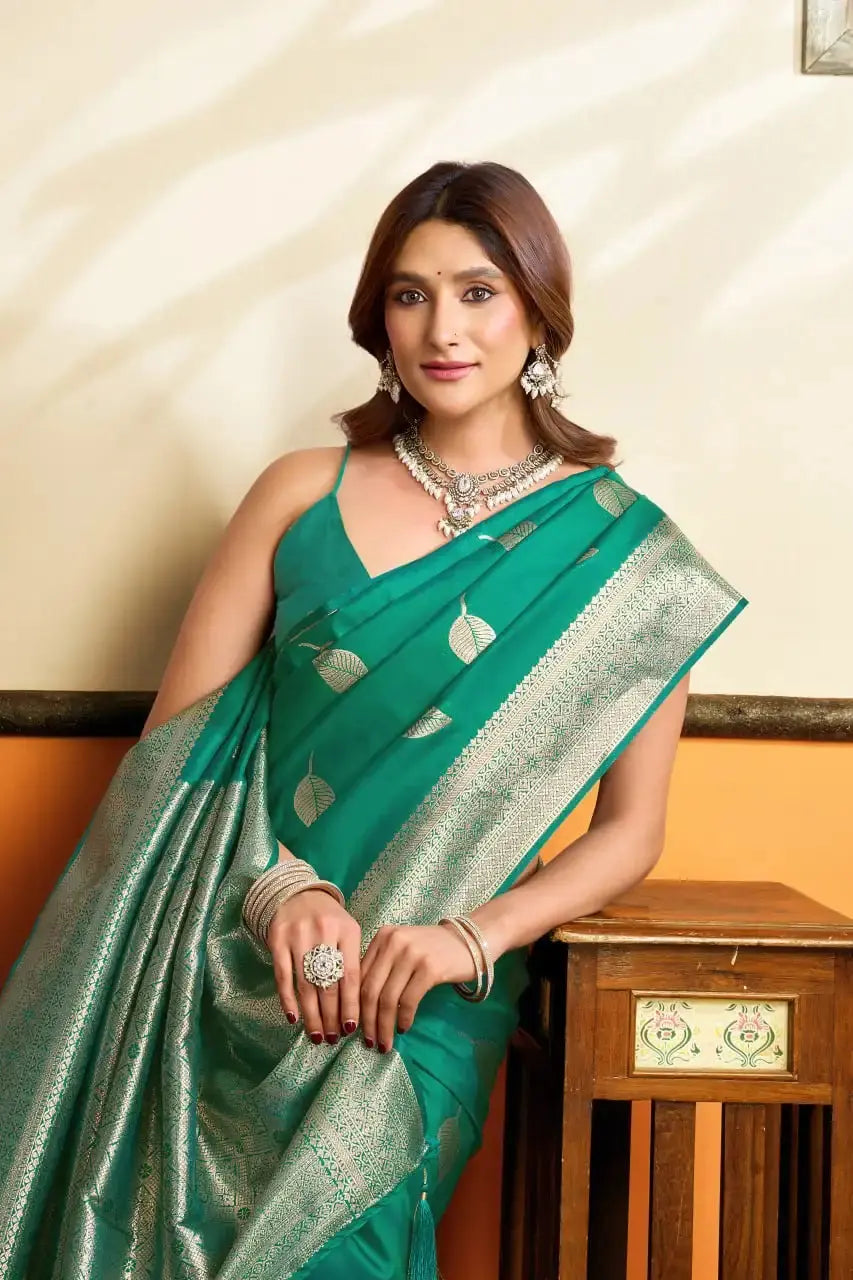 Green Jacquard Weaving Saree back view – contrast pallu draped over shoulder | KS302 Kalyanja