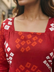 Red Bandhani Print Short Kurti – Square Neck Detail Close-Up | Kalyanja