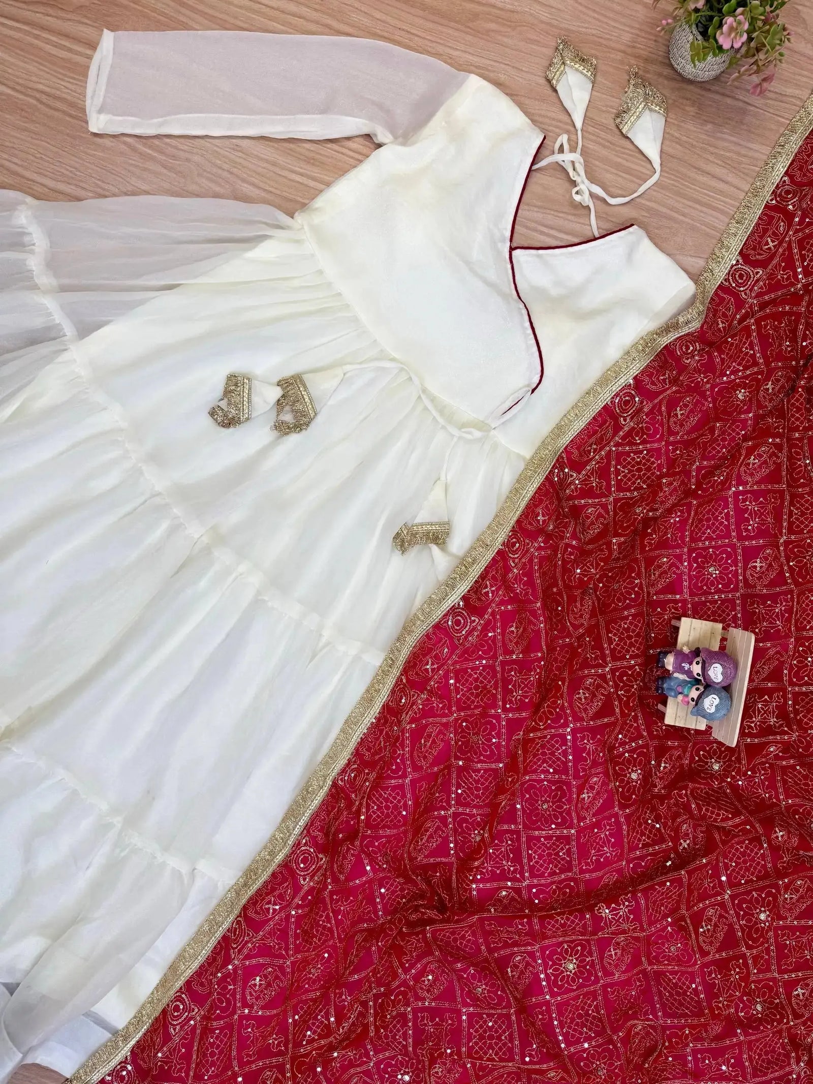 KU217 White Anarkali Suit – Flat lay showing V-neck yoke, dori tie and dark pink Bandhej embroidered dupatta