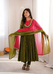 Dark Green Suit – scattered sequin mirror booti detail on Anarkali flair