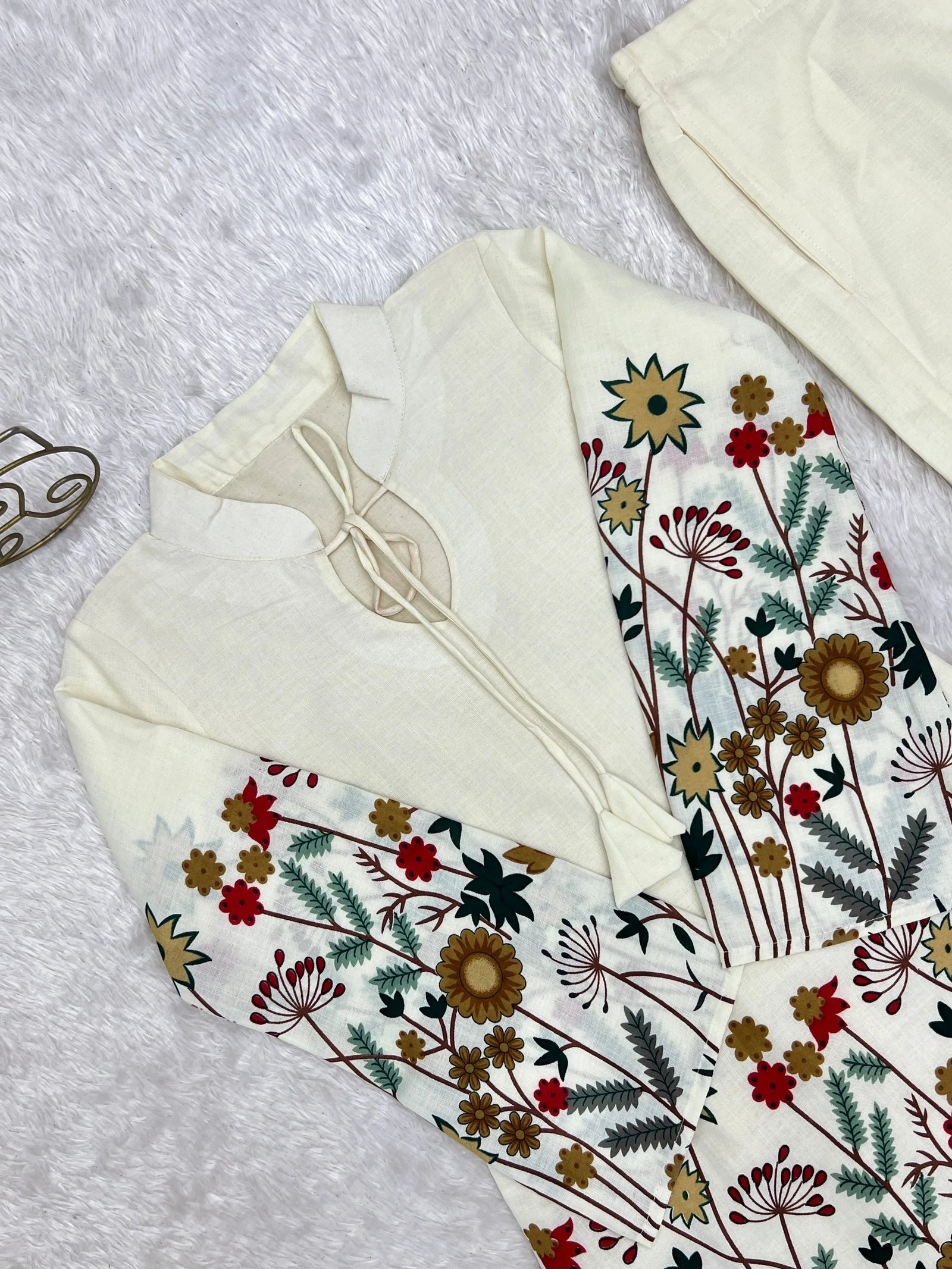 Off White Suit Floral Print Detail Close-Up – KU249