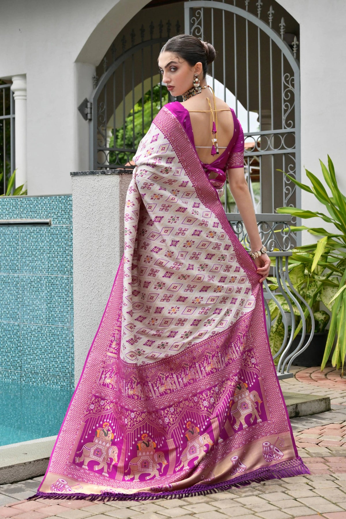 Close-up of lavender pink silk saree highlighting shimmering golden zari craftsmanship.