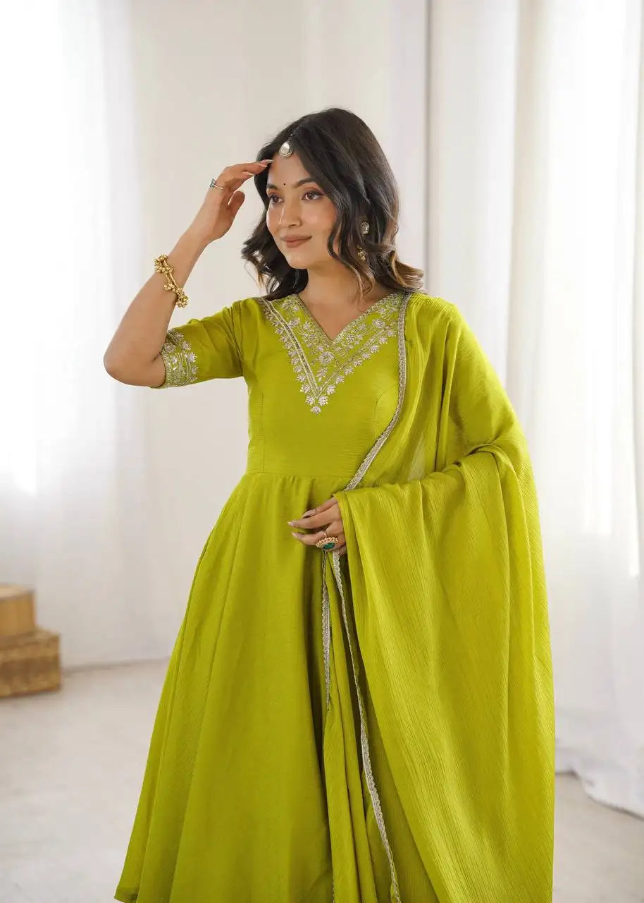Android Green Suit Close-Up V-Neck Sequins Thread Embroidery Detail – KU259