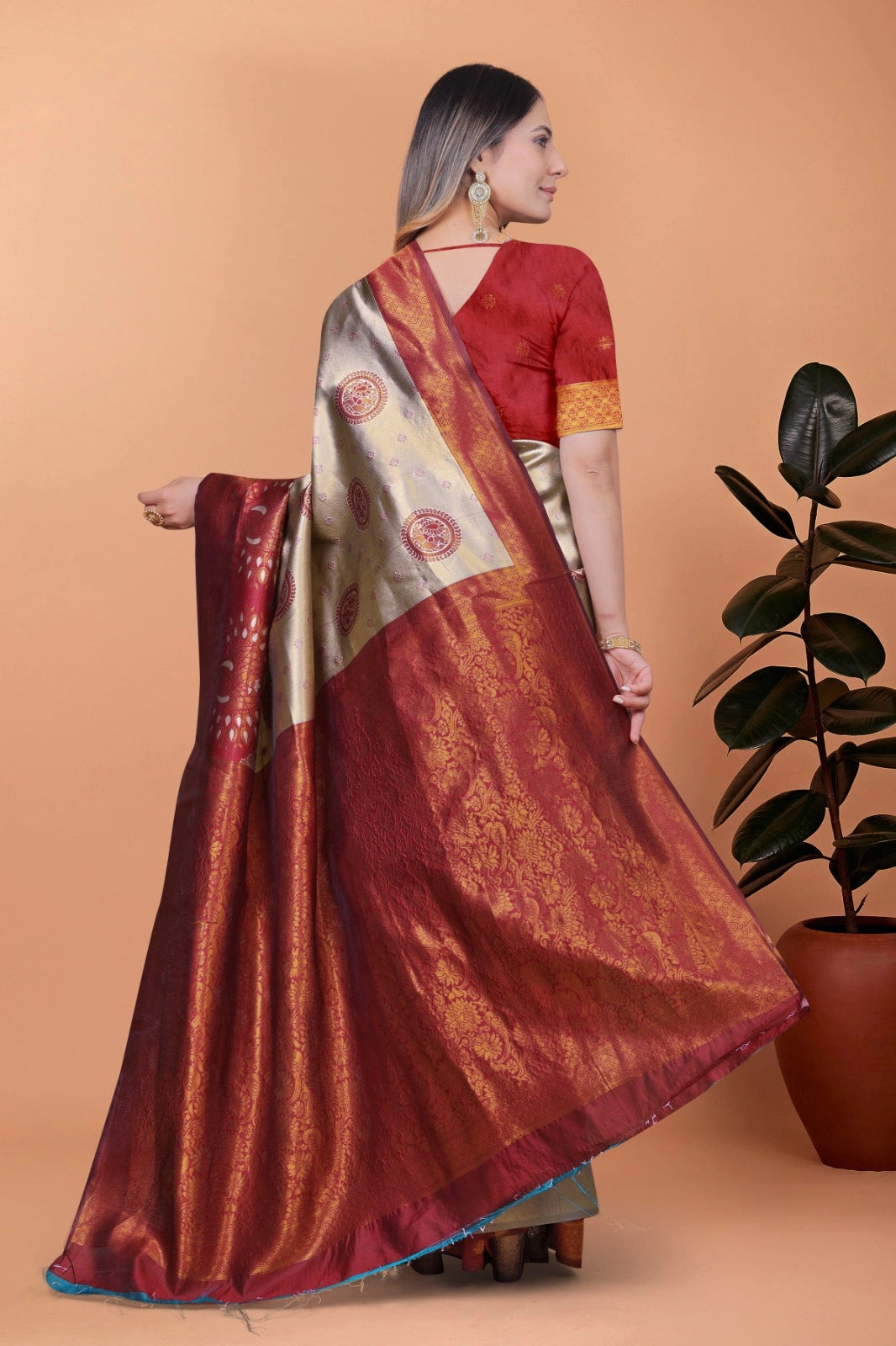 Beige Zari Weaving Saree – Contrast Border close-up – KS396