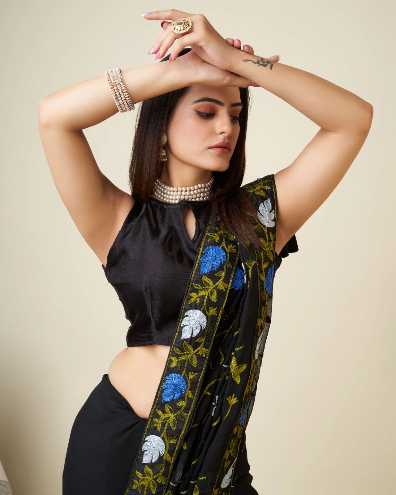 Black Kashmiri Work Saree – Kashmiri embroidery close-up – KS398