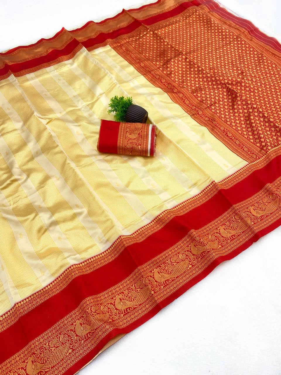 Cream jacquard weaving saree flat lay showing red jacquard pallu and zari border – Kalyanja KS407