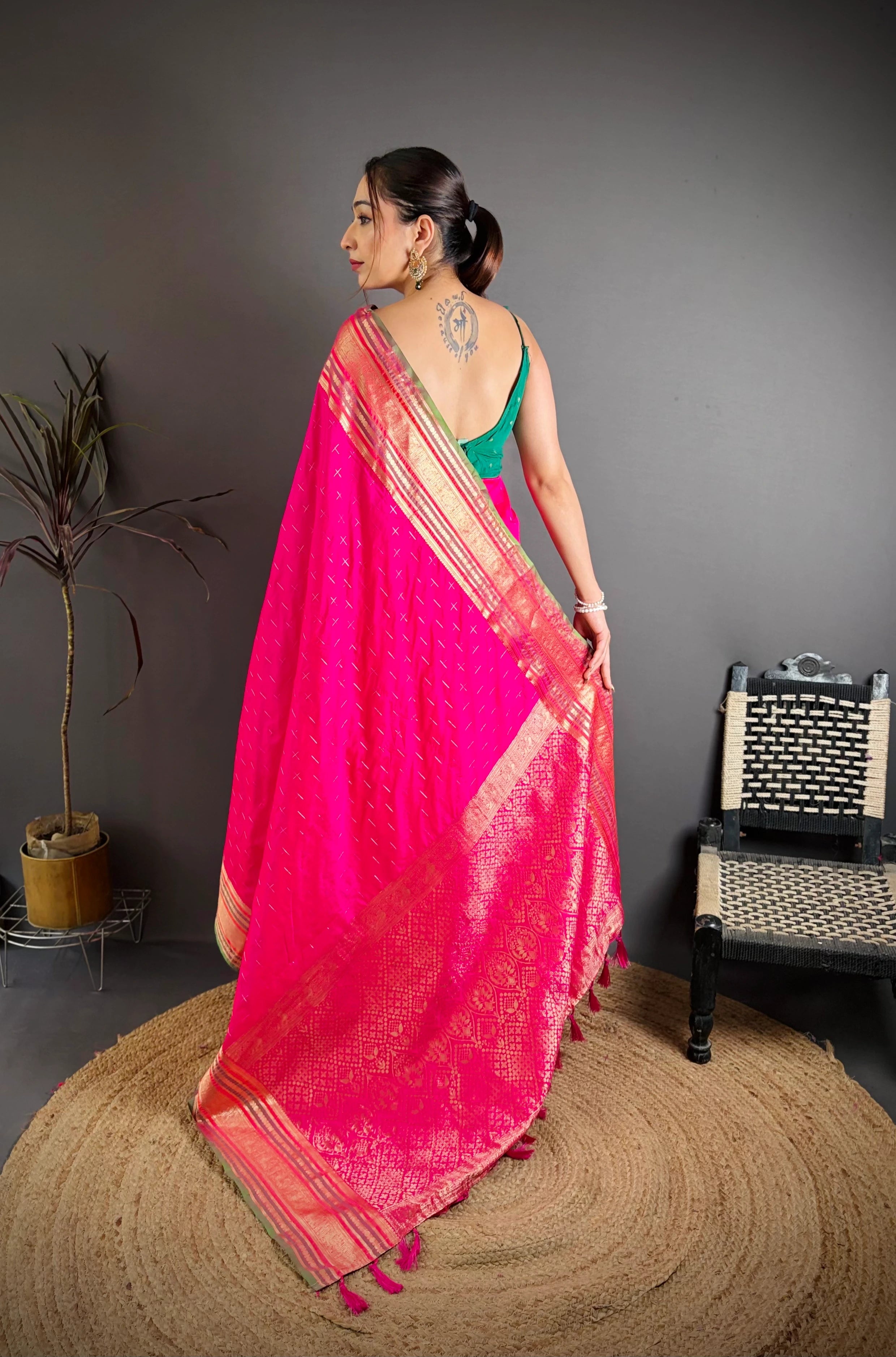 Dark Pink Saree back pallu spread – KS373