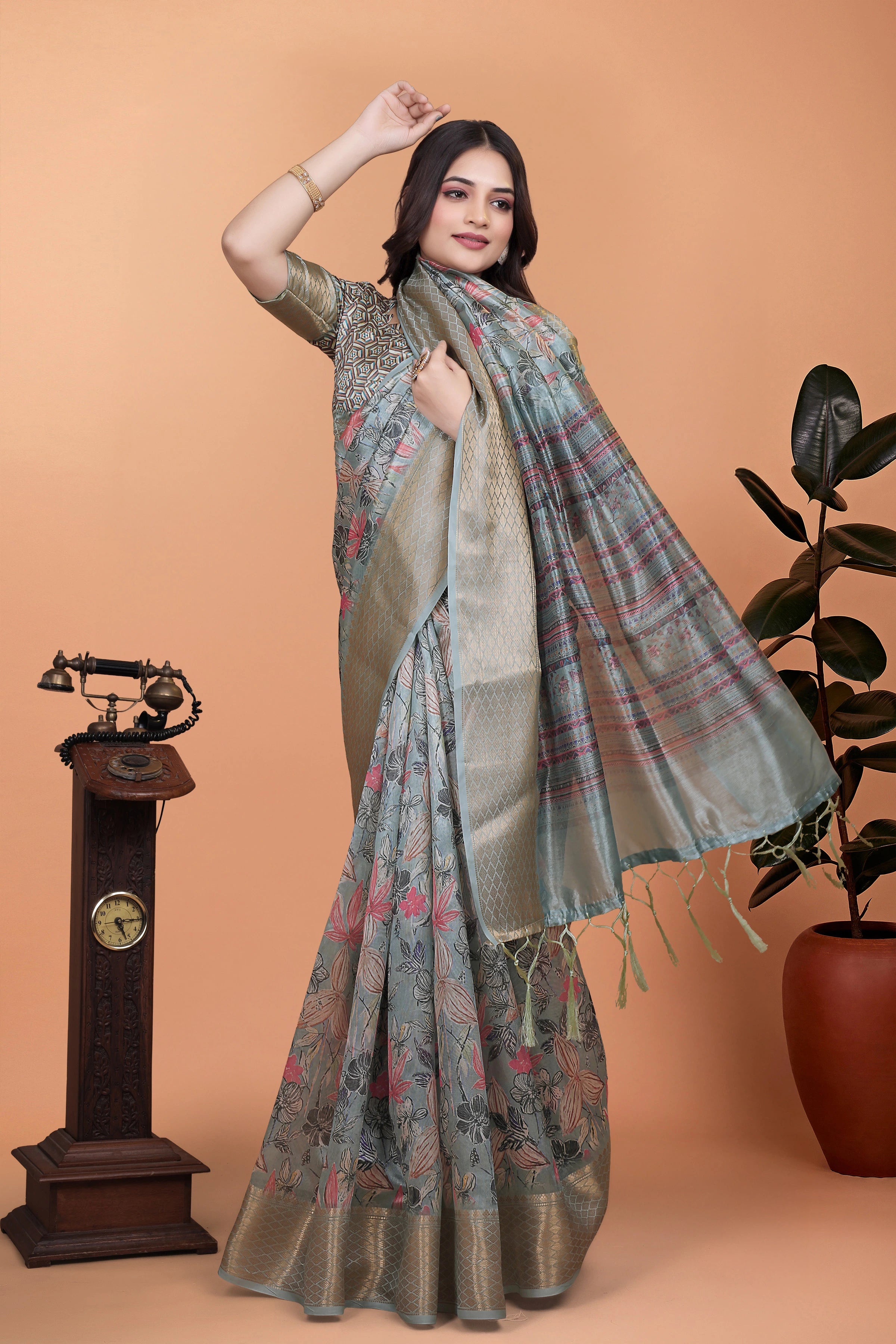 Gray Zari Weaving Saree Woven Pallu Side View | Kalyanja KS371
