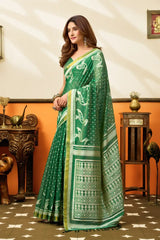 Green Jacquard Weaving Saree – Standing Pose KS365