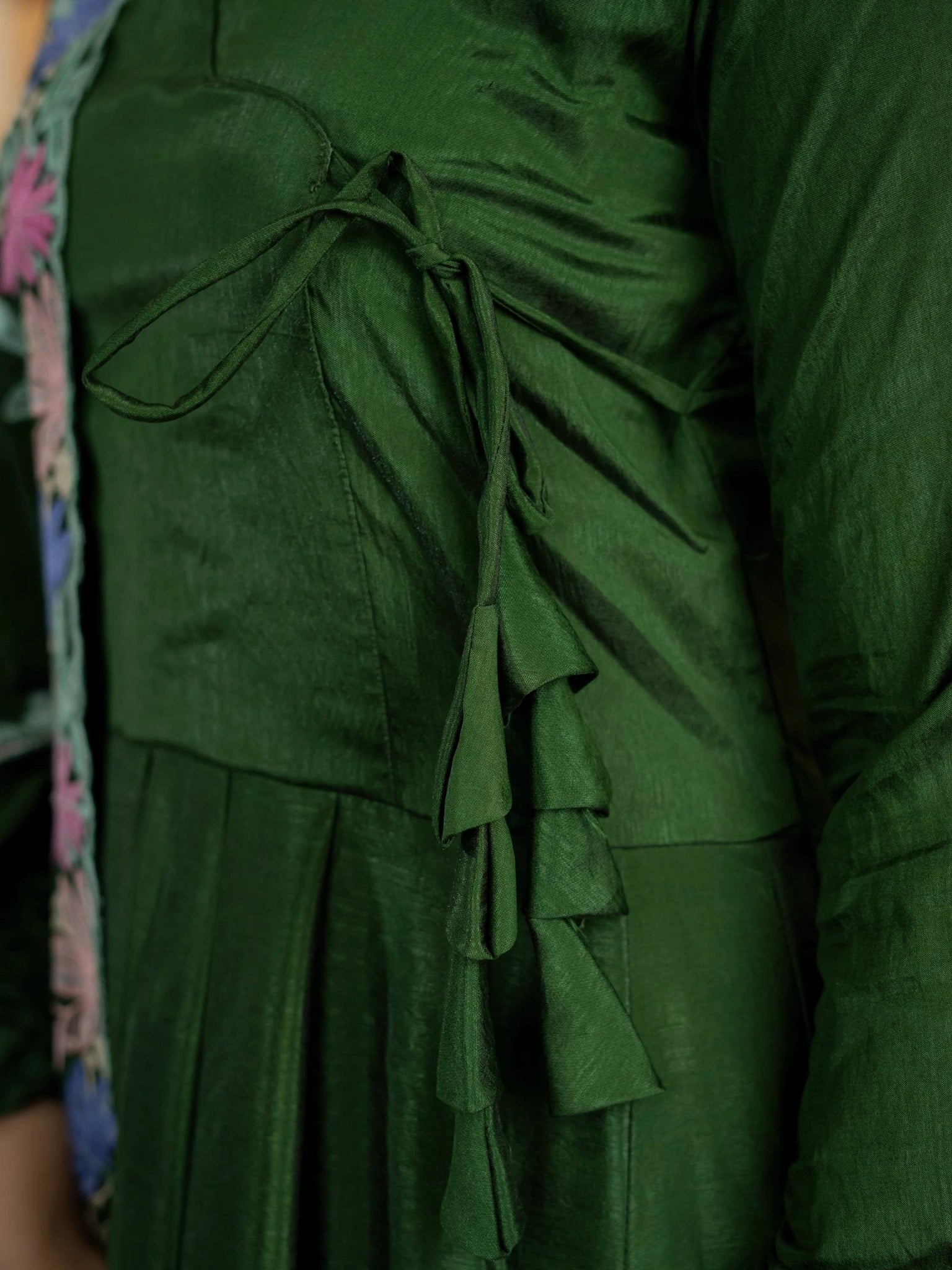 Green Suit KU319 side tie-up detail