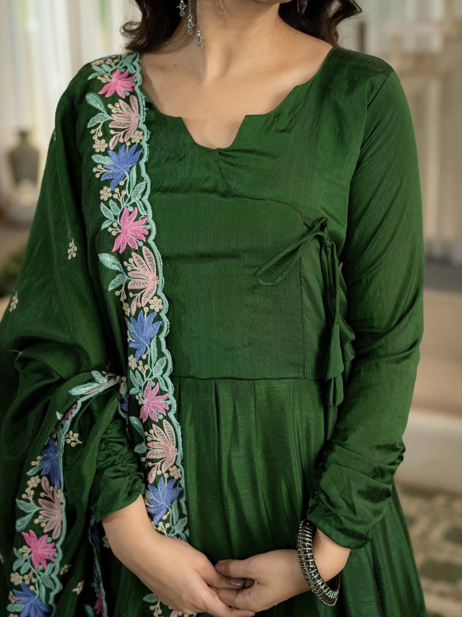 Green Suit KU319 neckline and dupatta border close-up