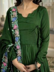 Green Suit KU319 neckline and dupatta border close-up