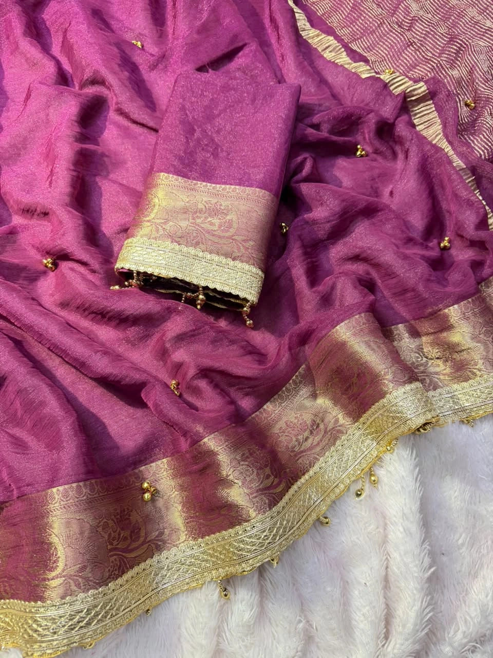 Magenta saree ghungroo bells and lace border close view
