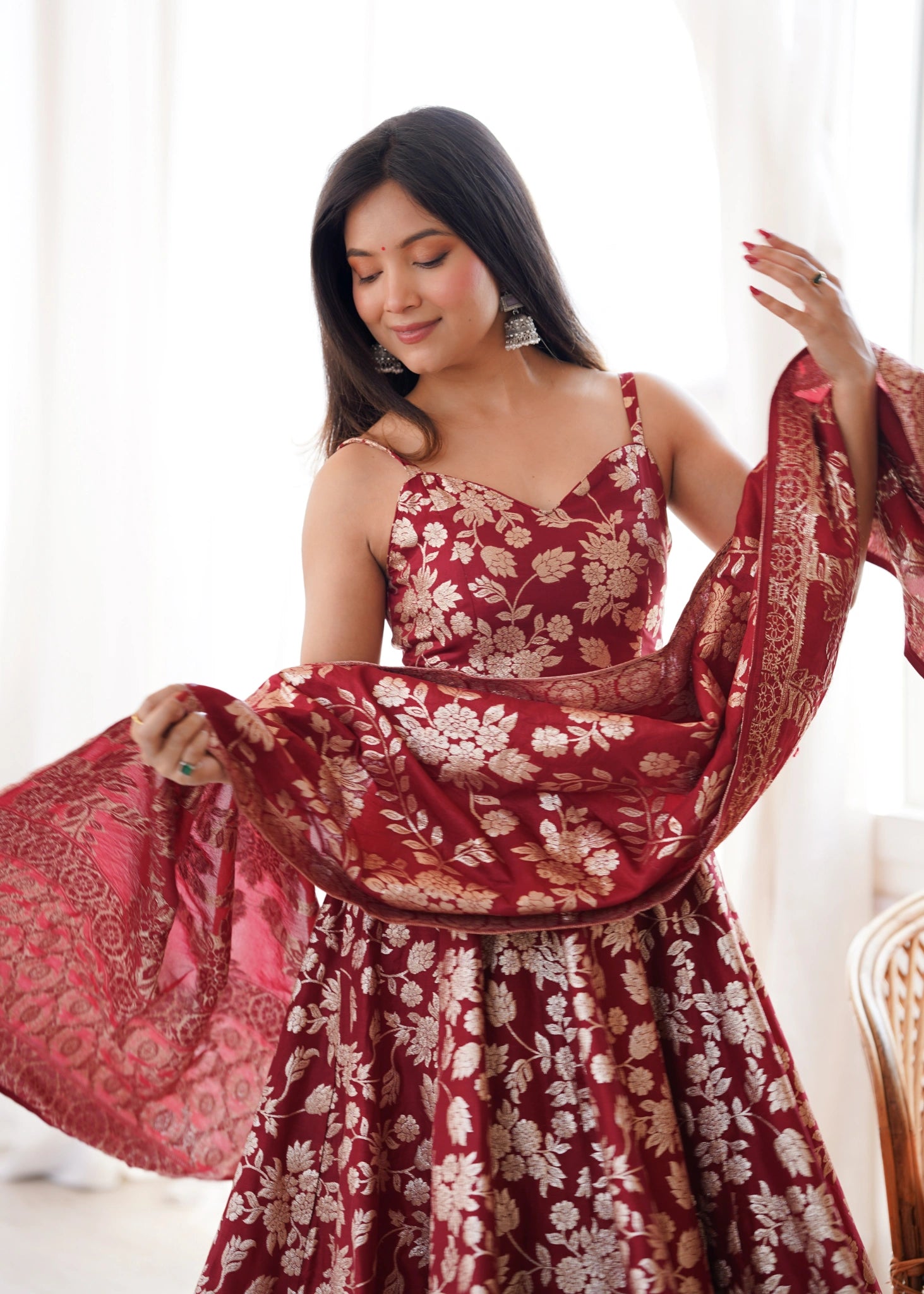 Model draping the maroon Banarasi jacquard dupatta over a sleeveless Anarkali suit