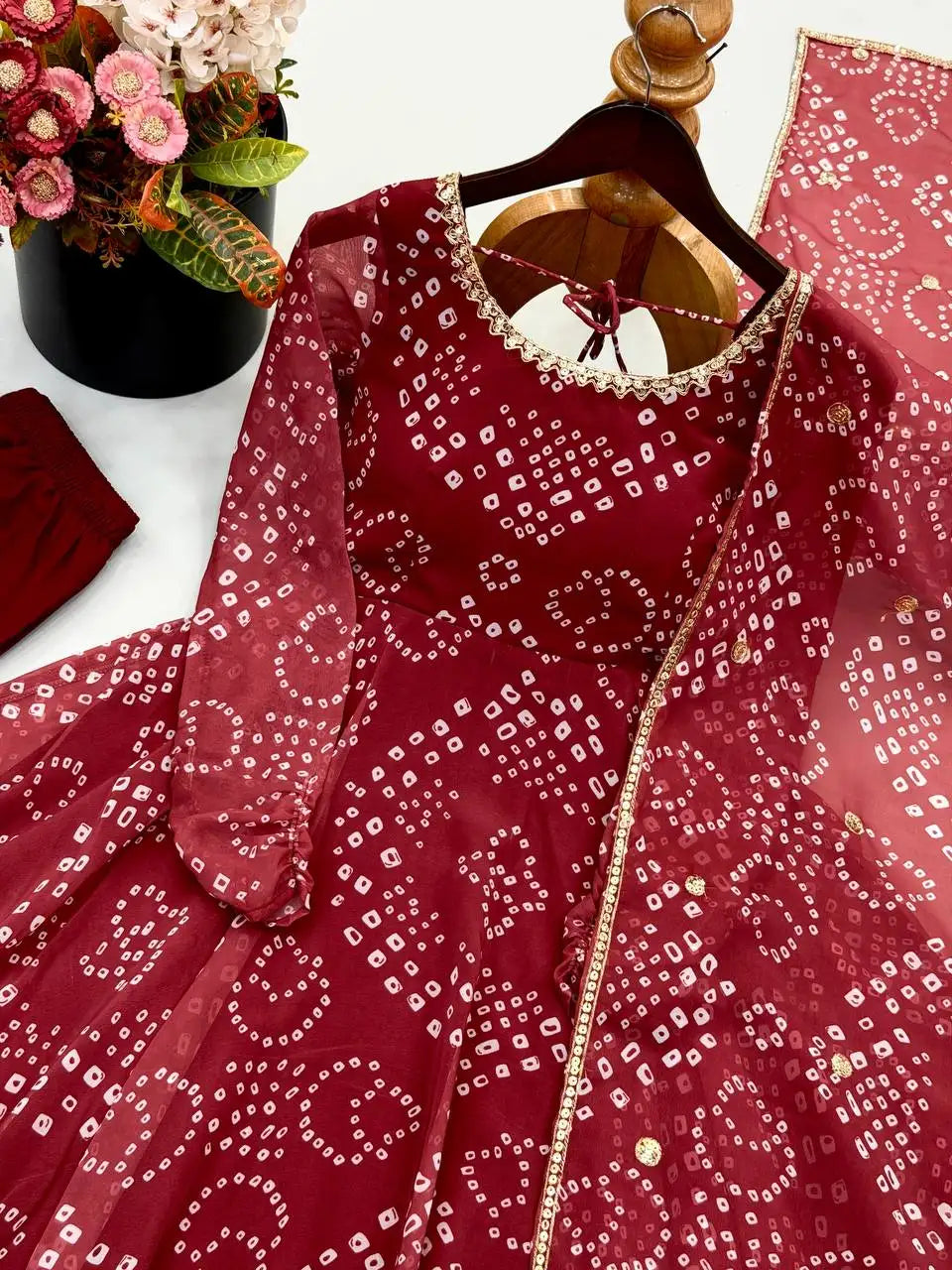 Maroon Bandhani Print Suit KU258 flat lay Bandhani booti detail