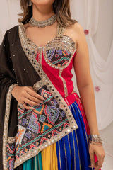 Embroidered choli with patola border dupatta detail close-up – KL206