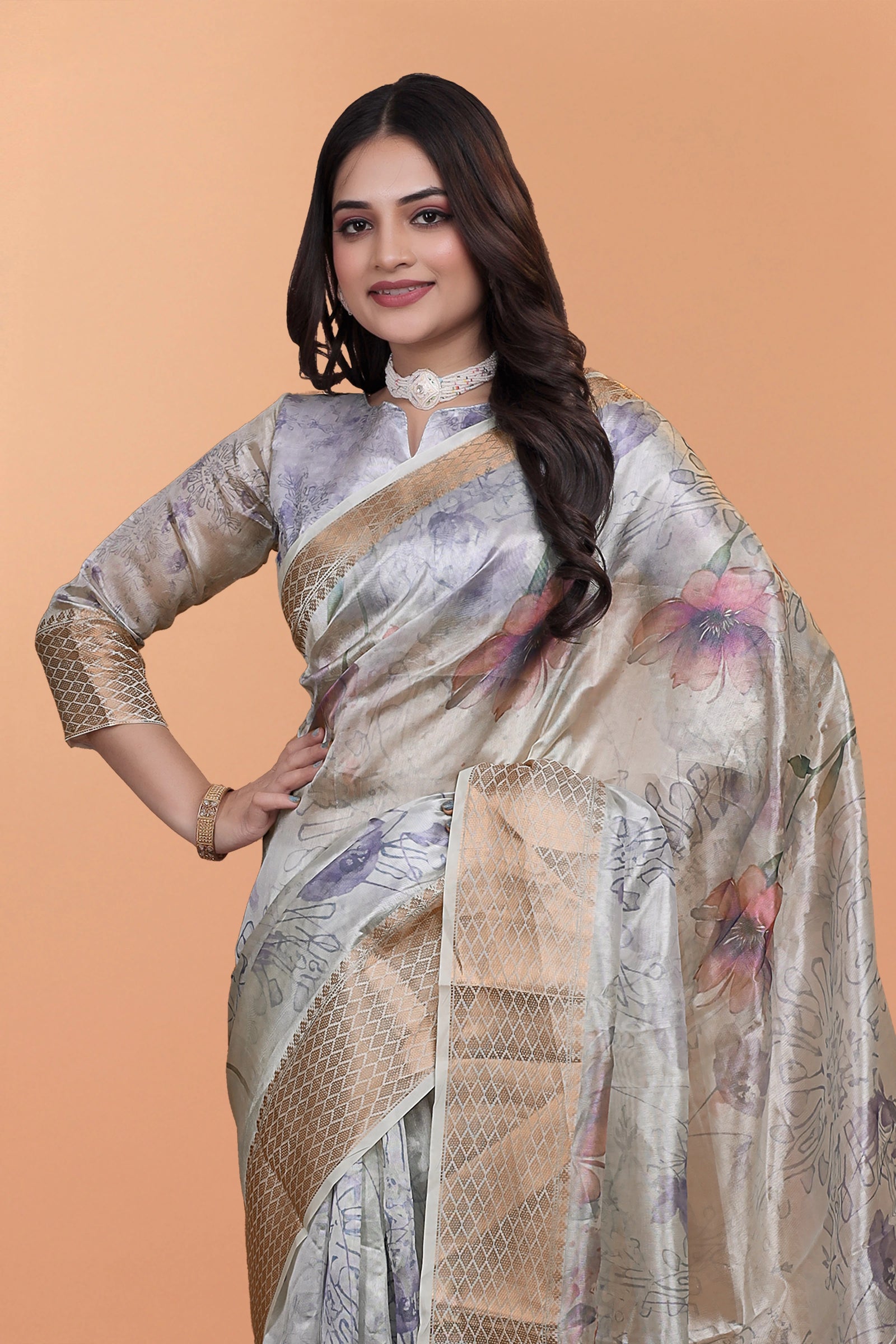 Off White Zari Weaving Saree upper body close-up – Kalyanja KS356