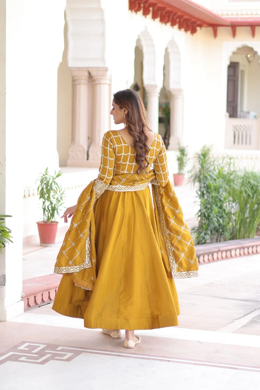 Meenakshi Classic Zari Embellished Gown Set - kalyanja