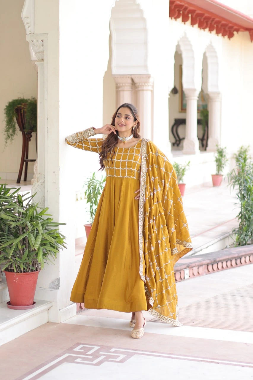 Meenakshi Classic Zari Embellished Gown Set – Kalyanja
