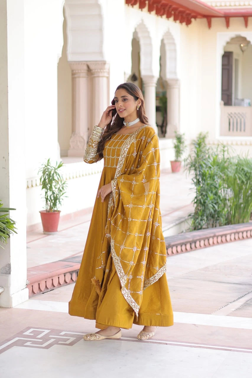 Meenakshi Classic Zari Embellished Gown Set – Kalyanja
