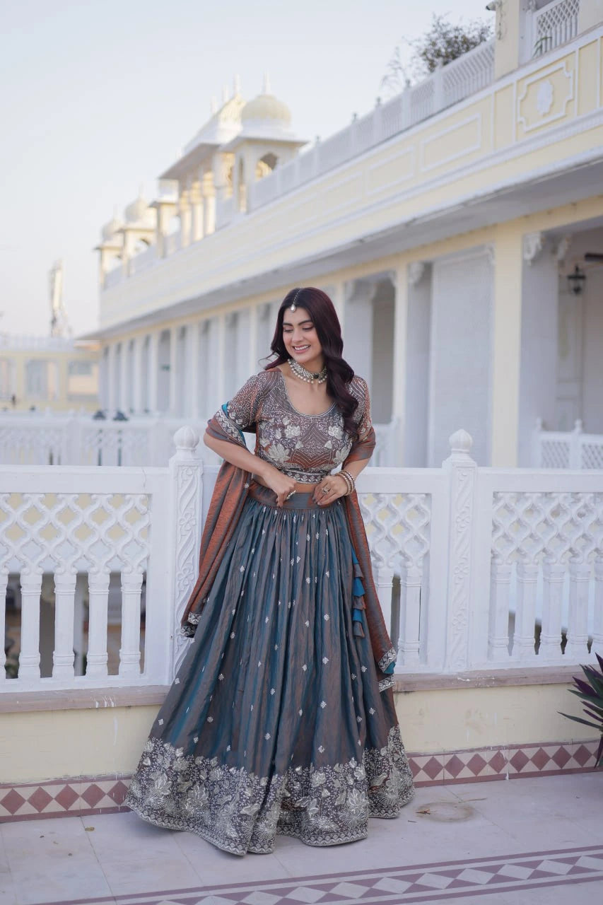 Woman in traditional outfit standing in front of a white building with columns