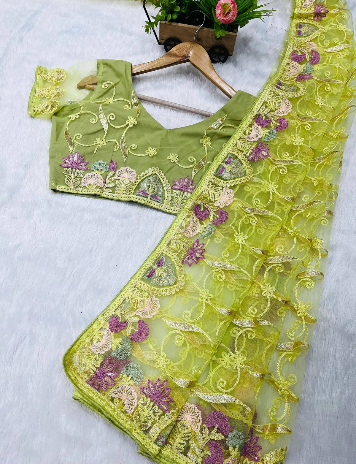 Pista Green Saree border scallop detail – KS375