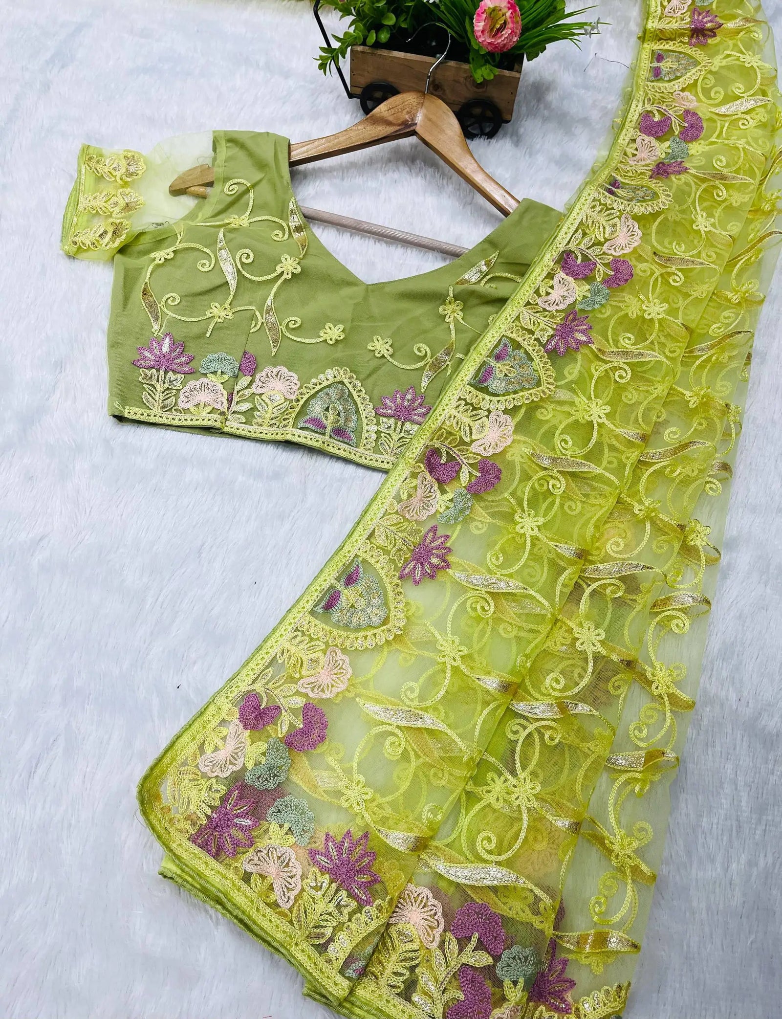 Pista Green Saree border scallop detail – KS375