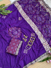 Purple bandhani saree zari strip and scalloped lace edge close-up – Kalyanja KS408