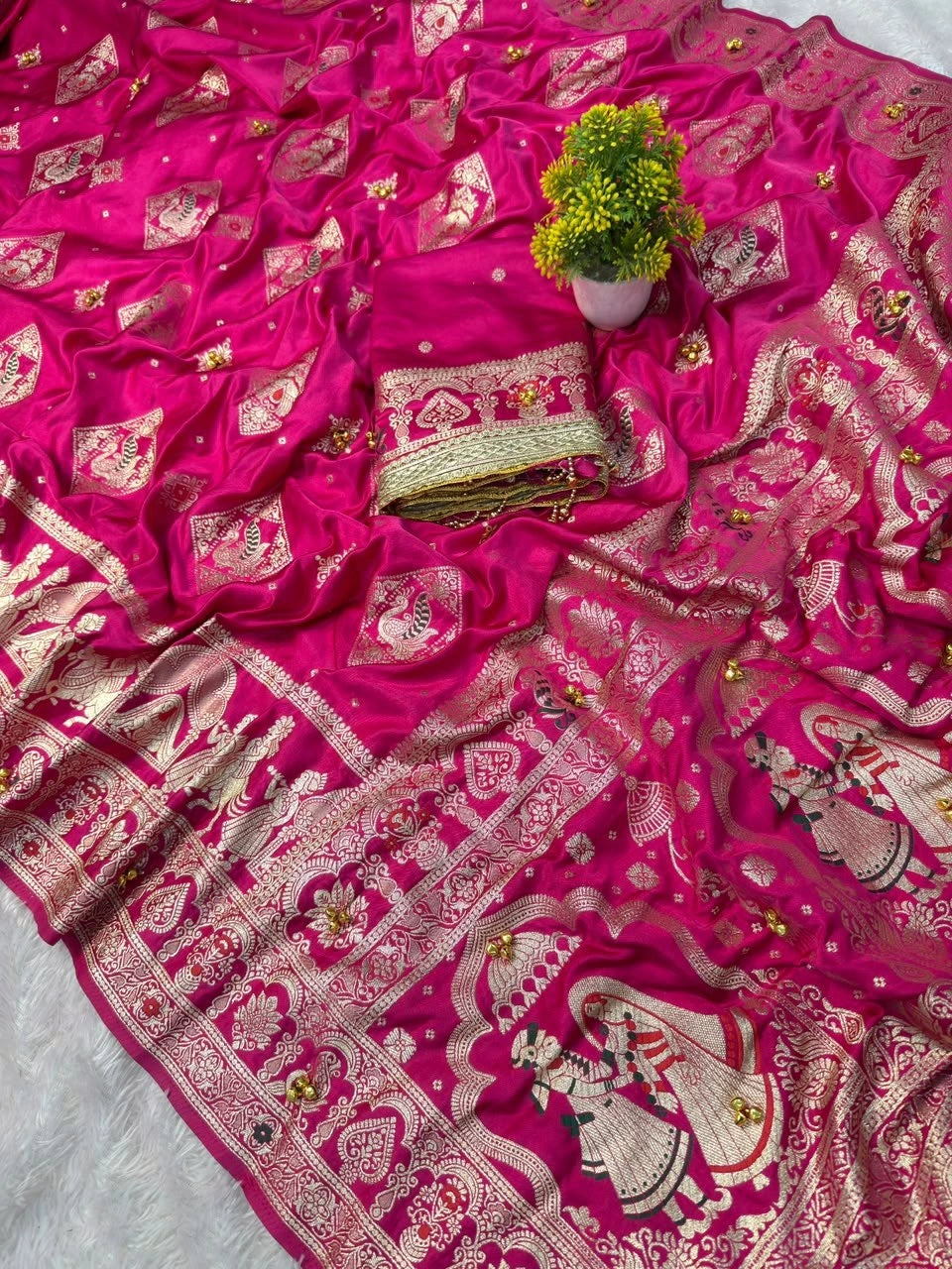 Rani saree gold zari weaving close view