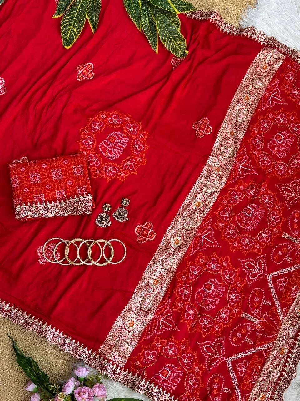 Red bandhani saree zari strip and scalloped lace edge close-up – Kalyanja KS408