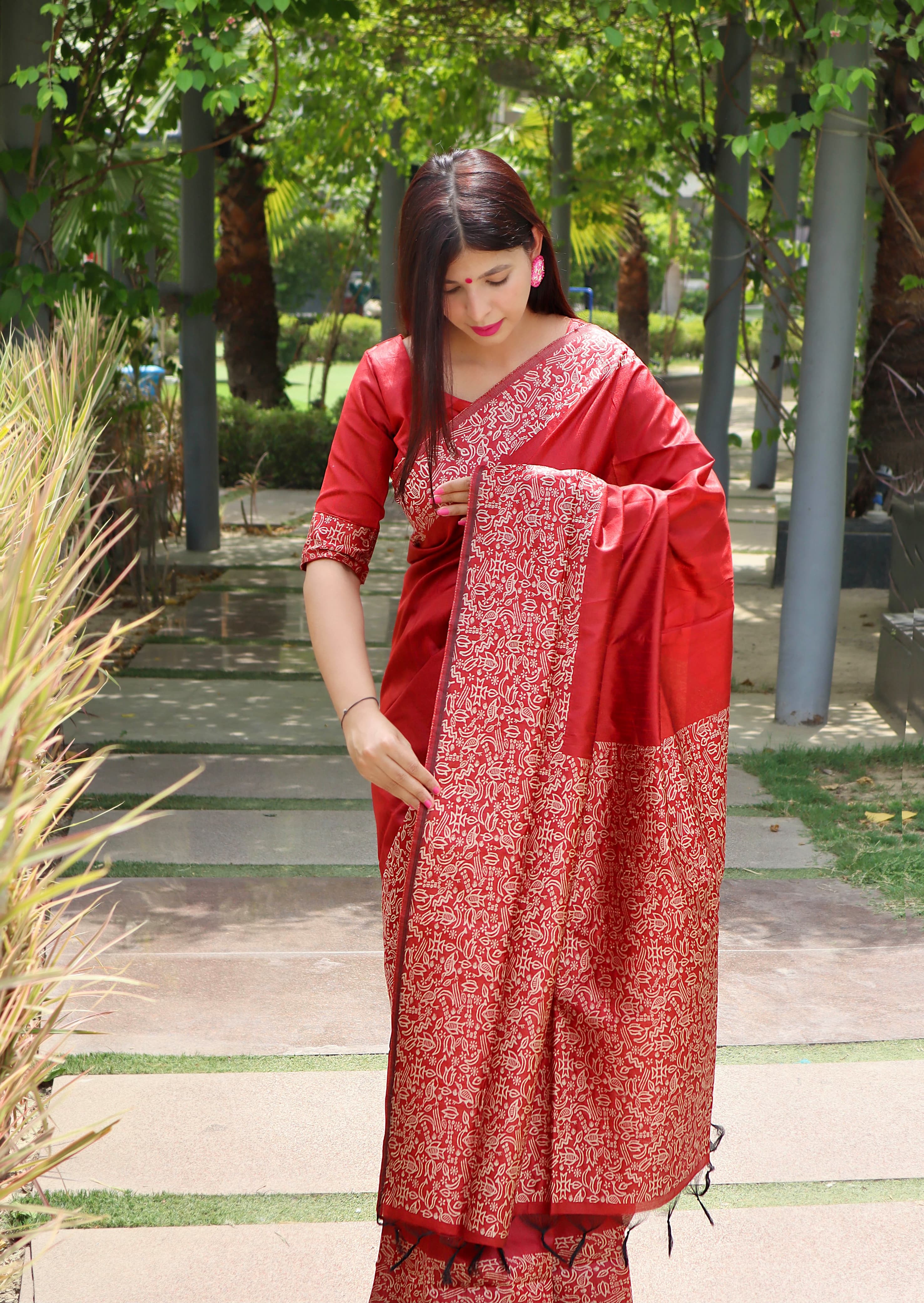 Red Warli Weaving Soft Banglori Raw Silk Saree featuring intricate handloom craftsmanship, ideal for reception, sangeet, and festive occasions.