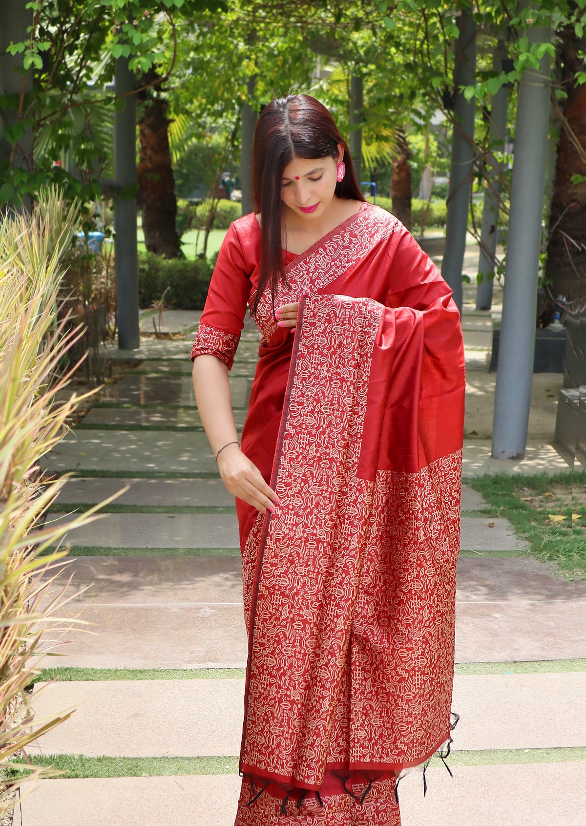 Red Warli Weaving Soft Banglori Raw Silk Saree featuring intricate handloom craftsmanship, ideal for reception, sangeet, and festive occasions.
