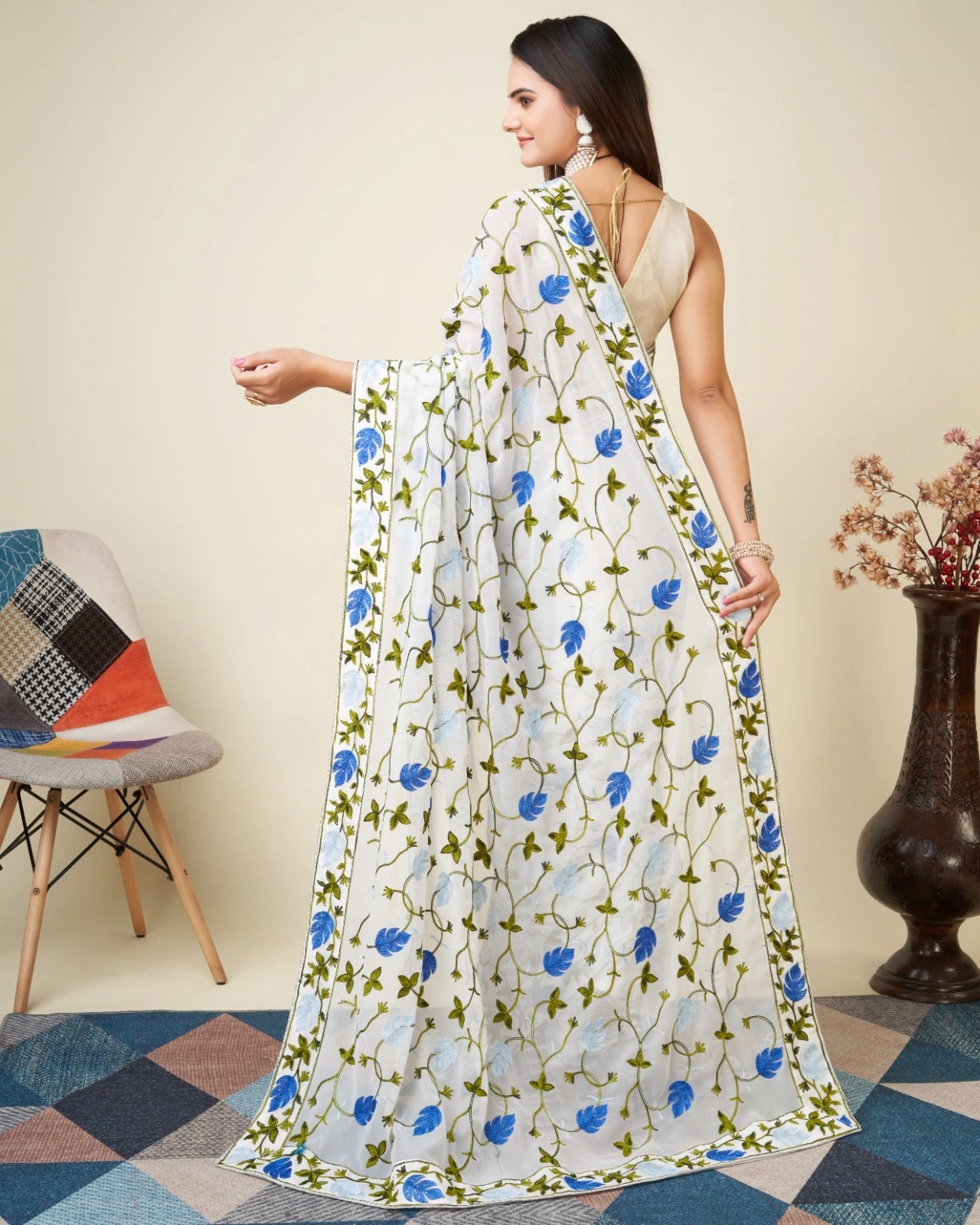 White Kashmiri Work Saree – pallu back view Kashmiri embroidery – KS398