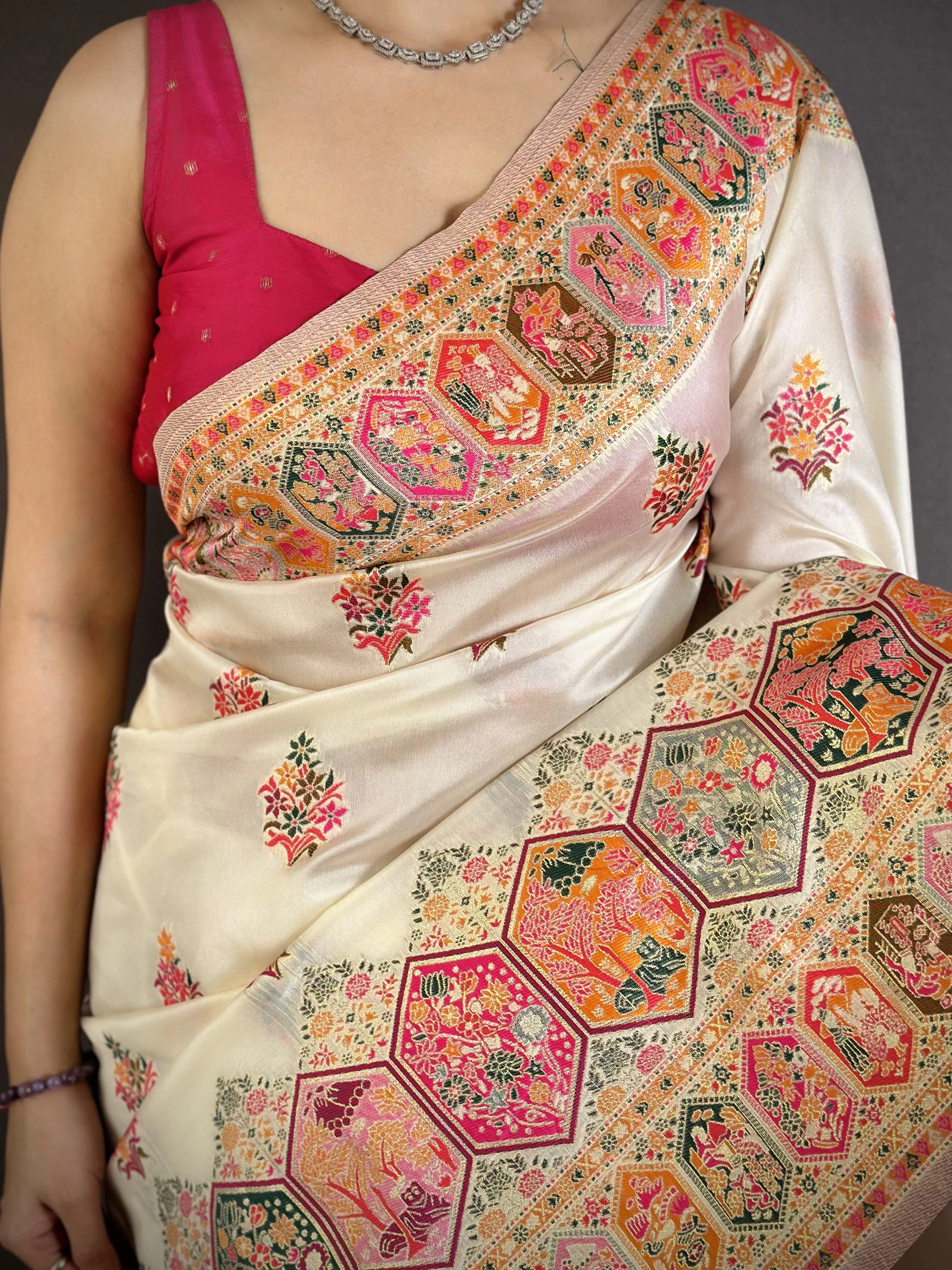 White Saree hexagonal zari pallu detail – KS372