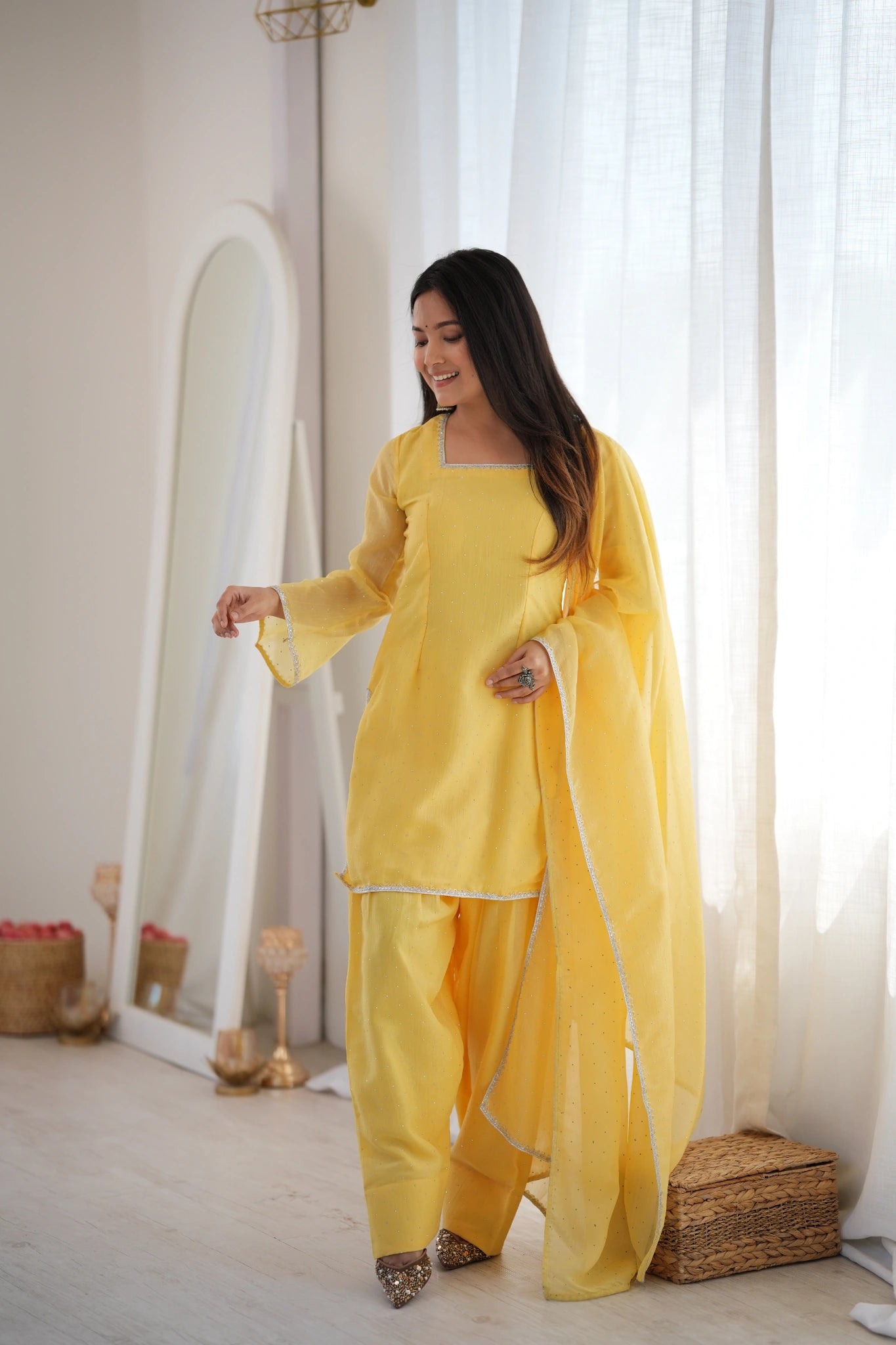 Yellow silk blend suit - U-neck full sleeve front